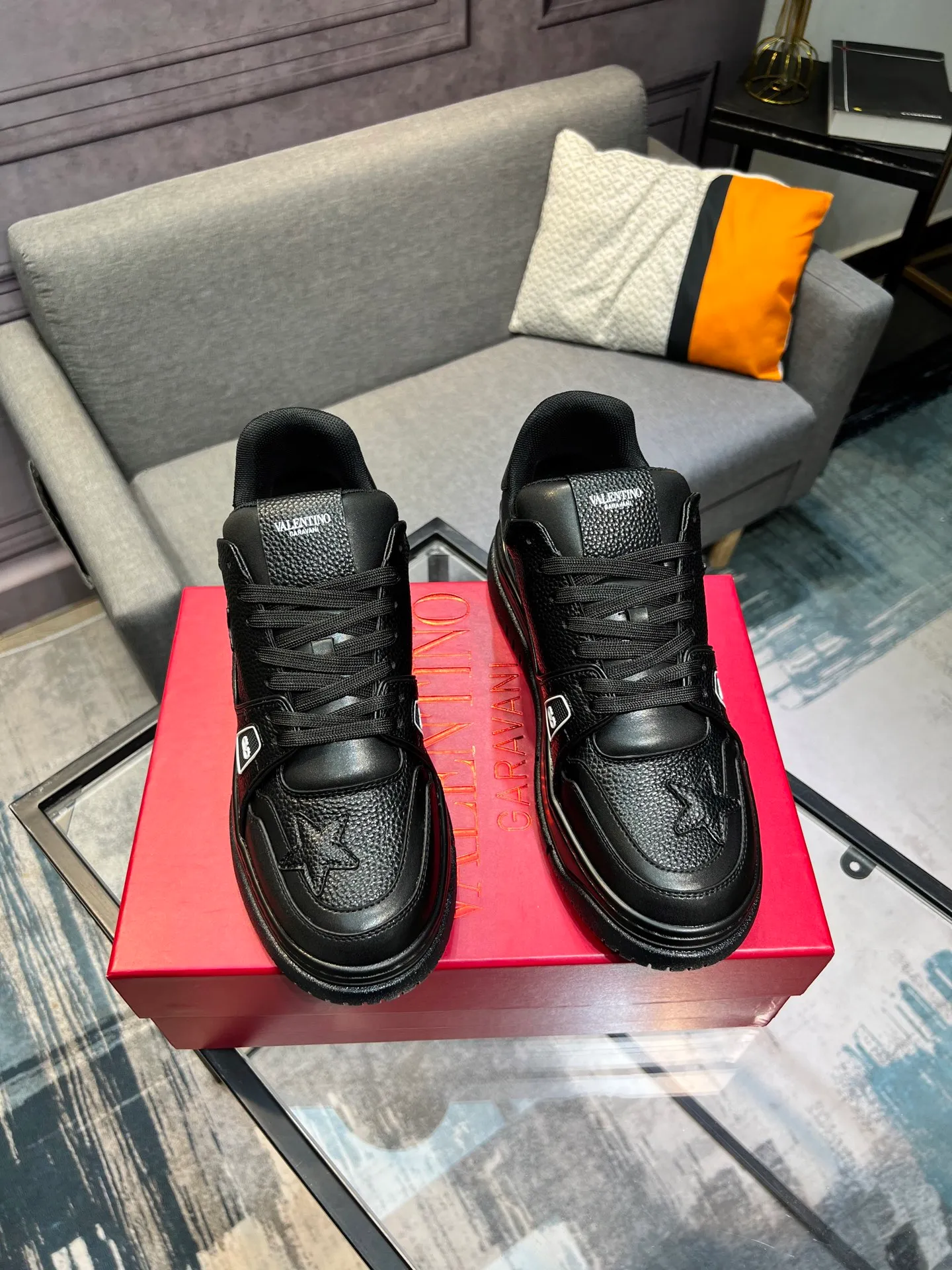 Men's Men's Shoes 💰660 Valentino 2023 early autumn new star shoes are now online! Wang Hedi and Ren Jialun have been worn by many celebrities. Who can refuse the same couple shoes as Wang Hedi! The design of Stars Stab My Heart is cool and spicy. The material of the shoes is cowhide, and every color is beautiful! Size 35-40, men’s size 39-44 (women’s 41, men’s 38, 45🉑️customized)
